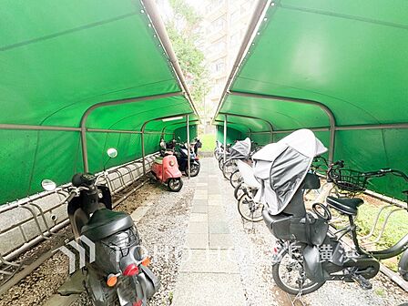 屋根付きの駐輪スペースは、雨風から大事な愛車を守ってくれます。