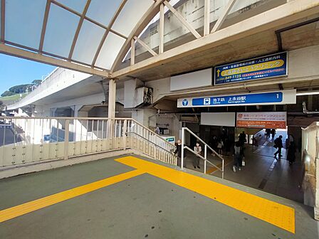 上永谷駅 （ブルーライン）　720m　快速停車駅。駅周辺には大きなバスターミナルとタクシー乗り場、多彩な商業施設や病院などがあります。 