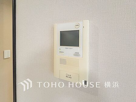 誰が来てもわかる様にモニター付きインターホンを設置。快適と安らぎを合わせた優しい設計。