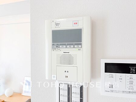 誰が来てもわかる様にモニター付きインターホンを設置。快適と安らぎを合わせた優しい設計。 