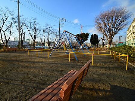 矢上川公園　500m　お子様が安心して遊べる遊具と広場がある公園です。こども達の元気な声が聞こえてきそう。   