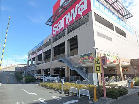 スーパー三和 鶴見尻手店　850m　生鮮食品を中心に加工食品、日用雑貨の品揃えも充実。毎日の生活に必要な商品を豊富に取り揃えています。 