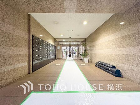 美しいエントランスは、優美な佇まいで、住むことに誇りを持てる空間です。