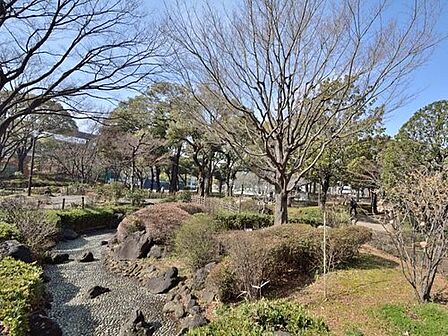 横浜公園　650m　ベイスターズの本拠地横浜スタジアムがあります。園内はチューリップが季節になると綺麗に咲き誇ります。 