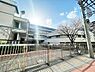 周辺：横浜市立本町小学校　700m　徒9分。小学校が近いのは子育てファミリーにもおすすめのポイント。 