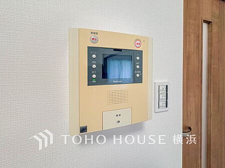 誰が来てもわかる様にモニター付きインターホンを設置。快適と安らぎを合わせた優しい設計。