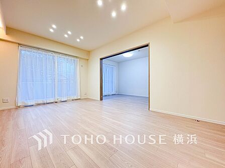 あたたかい日差しがたっぷり降り注ぐLDKは自然と家族の顔があかるい笑顔に。