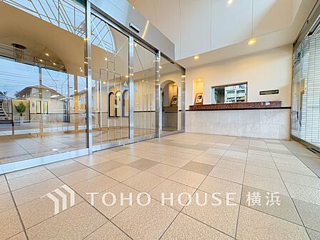 心地よい光と風があふれたエントランス。清潔感があり、行き届いた管理体制がうかがえます。
