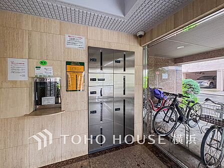 普段留守がちなご家族にも安心な宅配ボックスを完備。再配達を頼む手間を省ける嬉しい設備です。