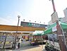 周辺：京急ストア富岡店　290m　営業時間10：00～23：00。夜遅くまで営業しているので、お出かけ帰りや毎日のお買い物にも安心。百円ショップが入っています。 