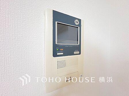 誰が来てもわかる様にモニター付きインターホンを設置。快適と安らぎを合わせた優しい設計。