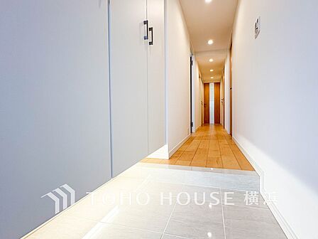 上質感漂う玄関と廊下。居住者の帰り、訪れる方を優しく迎えてくれます。