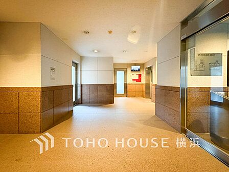 住まう誇らしさと安心感を演出する落ち着いた雰囲気のエントランス。