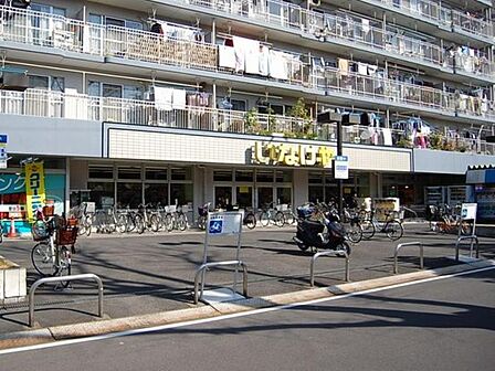 いなげや横浜東蒔田店　500m　毎日の食卓を彩る食料品が豊富。新鮮さを、お安く、心を込めてがモットー。駐車場15台完備。   