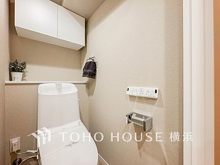 清潔感溢れるトイレ。落ち着いた空間で安らぎのひとときをお過ごしいただけます。