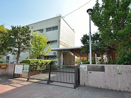 横浜市立大綱小学校 170m 徒歩3分。小学校が近いのは子育てファミリーにもおすすめのポイントです。