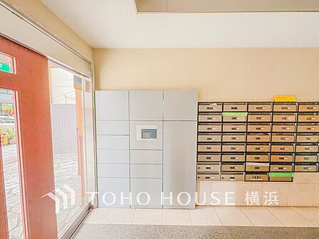 宅配ボックスがあるので留守中でも荷物を受け取れます。忙しい方にはとっても助かる設備です。