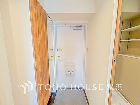 上質感漂う玄関と廊下。居住者の帰り、訪れる方を優しく迎えてくれます。