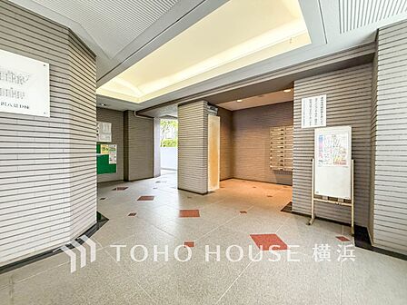 ゆとりあるエントランスロビーはお待ち合わせなどに便利。