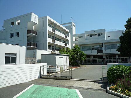 横浜市立栗田谷中学校　680m　徒歩9分。部活などで帰りが遅くなっても安心の距離です。 