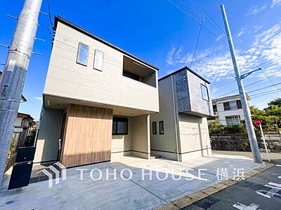 外観：爽やかな青空の下に贅沢なほどに降り注ぐ陽光、豊かな居住性と、クオリティが見事に調和した住空間。