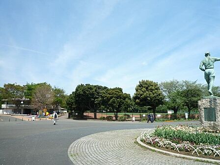 三ツ沢公園 230m 野球場やテニスコート等の施設やお子様が遊べる遊具もあります。四季折々の草花も楽しめる広い公園。