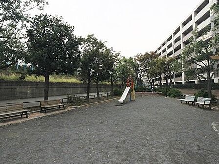 下野谷町公園 240m JR鶴見線の線路沿いにある三角形の形をした公園。お子様が遊べる遊具やひと休みできるベンチもあります。