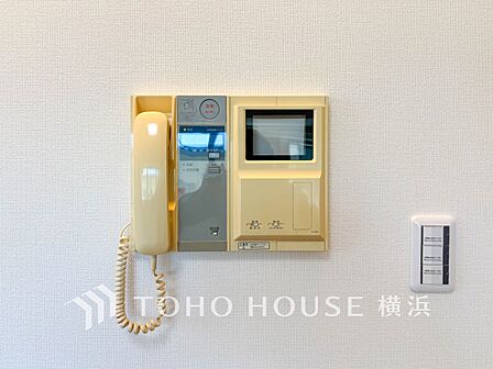 誰が来てもわかる様にモニター付きインターホンを設置。快適と安らぎを合わせた優しい設計。