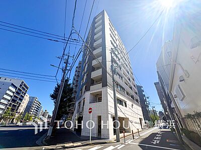 外観：青空を背景に更なる美しさを醸す佇まい。