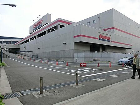 コストコホールセール川崎倉庫店 800m アメリカで生まれた人気の大型会員制倉庫型店。大型アウトドア用品などが揃うお店です。