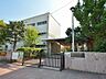 周辺：横浜市立大綱小学校　90m　徒歩2分。小学校が近いのは子育てファミリーにもおすすめのポイントです。 