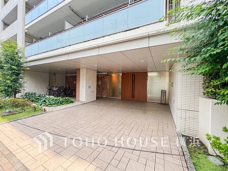 お住まいの顔となる玄関。住まう方のプライドを満たすクオリティを備えています。