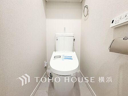 清潔感溢れるトイレ。落ち着いた空間で安らぎのひとときをお過ごしいただけます。