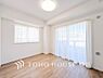 寝室：一日の疲れをいやしてくれる寝室。時を忘れて過ごす場所として過ごせるお部屋。