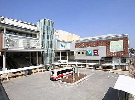 東急田園都市線『たまプラーザ』駅 1280m 「渋谷」駅へ急行利用で約20分。周辺はおしゃれな住宅街として知られています。