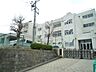 周辺：横浜市立みたけ台小学校　400m　徒歩5分。小学校が近いのは子育てファミリーにもおすすめのポイント。 