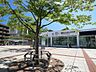 周辺：横浜市営地下鉄グリーンライン『都筑ふれあいの丘』駅　800m　横浜駅まで所要時間約25分。駅前にはバスロータリーが整備され横浜市営バスと東急バスが乗り入れ。   