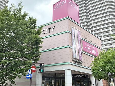 イオンスタイル東戸塚 100m 食品、雑貨、ファッション、ライフスタイル、ベビー・キッズの専門店、フードコートなどを備えています。