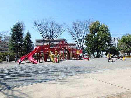 品濃中央公園 550m 広々とした広場や子供たちが安心して遊べる遊具の揃う公園。放課後は子供たちのにぎやかな声が響きます。