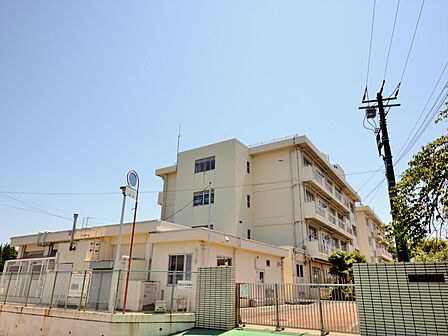 横浜市立平戸小学校 450m 徒歩6分。小学校が近いのは子育てファミリーにもおすすめのポイントです。