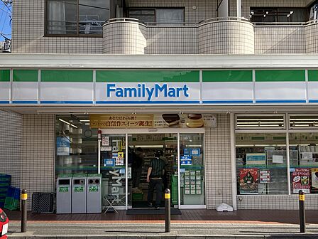 ファミリーマート東戸塚記念病院前店 650m オリジナルブランド商品やホットスナック・コーヒーも人気です。