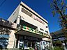 周辺：東急ストア江田店　450m　毎日の食卓を彩る食料品が品揃え豊富に揃います。ドラッグストア「トモズ」併設。日用品のお買い物も便利。 