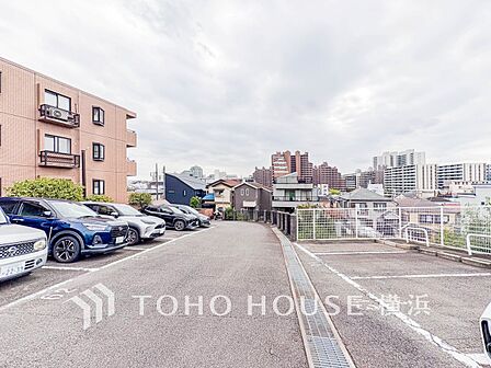 敷地内に駐車スペースがあると日々の暮らしのをスムーズに運ぶ事が出来ます。(空き状況はお問合せ下さい)