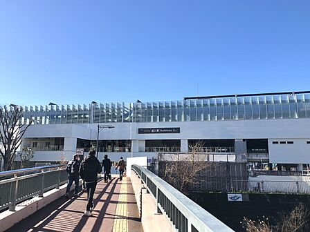 相鉄本線「星川」駅 750m 横浜駅までの所要時間は快速乗車で約4分。保土ヶ谷区役所の最寄り駅です。