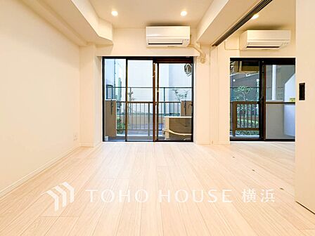 大きな窓から明るい陽射しが射し込む家族みんなの憩いの場。