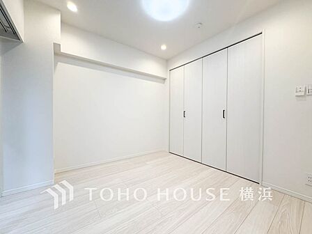 一日の疲れをいやしてくれる寝室。時を忘れて過ごす場所として過ごせるお部屋。