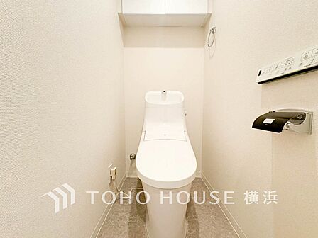 清潔感溢れるトイレ。落ち着いた空間で安らぎのひとときをお過ごしいただけます。