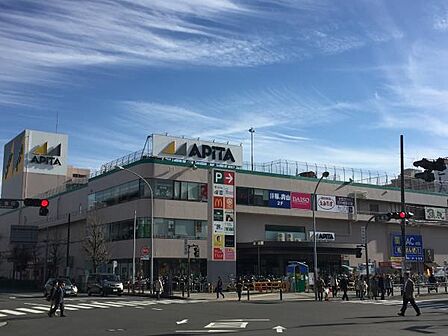 アピタ戸塚店 850m スーパー、100円ショップやドラッグストア、美容室、ペットショップなどが入る商業施設。