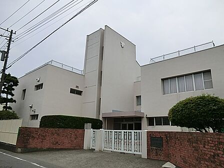 湘南白百合学園幼稚園　600m　思いやりの心と心身の健全な人格形成を目指している幼稚園。 