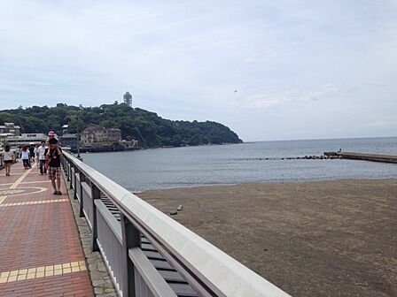 江の島　2000m　湘南のシンボル・江の島。グルメや観光を楽しめ、海と富士山を望む絶景ロケーションが広がります。 
